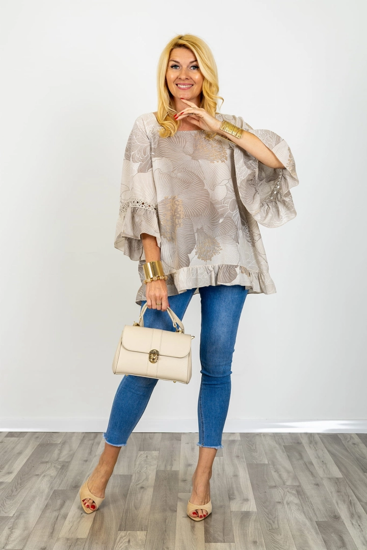 Beżowa bluzka oversize damska w kwiaty plus size rękaw kimono falbanki przy rękawach i dole ażurowe rękawy Gratteri