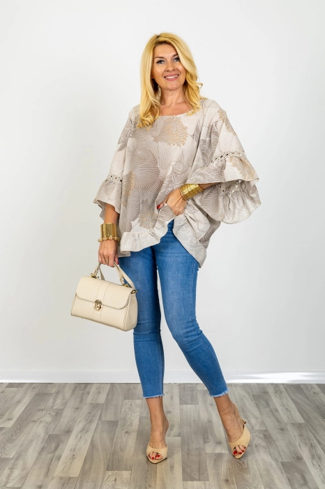 Beżowa bluzka damska oversize w kwiaty plus size rękaw kimono falbanki przy rękawach i dole ażurowe przeszycie Gratteri