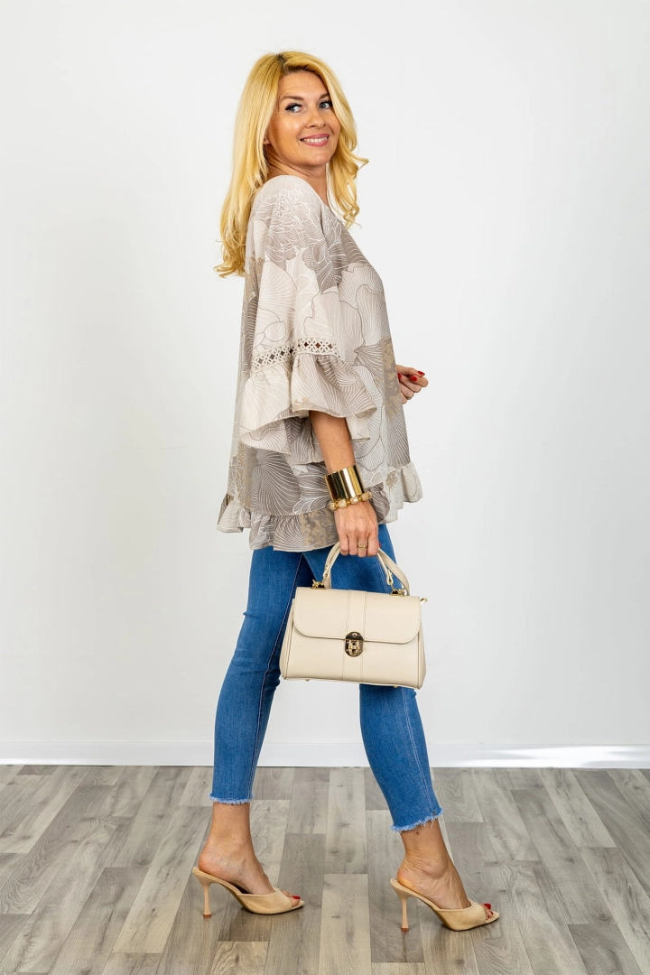 Beżowa bluzka damska oversize w kwiaty plus size rękaw kimono falbanki i ażurowe detale rękawów Gratteri