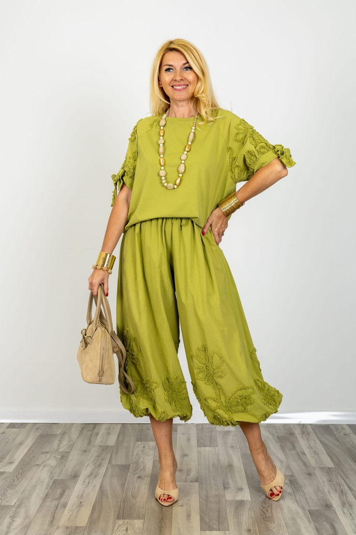 Bluzka Ripatransone zielona z okrągłym dekoltem krótkim rękawem zakończonym wiązaniem i naszywanymi kwiatami