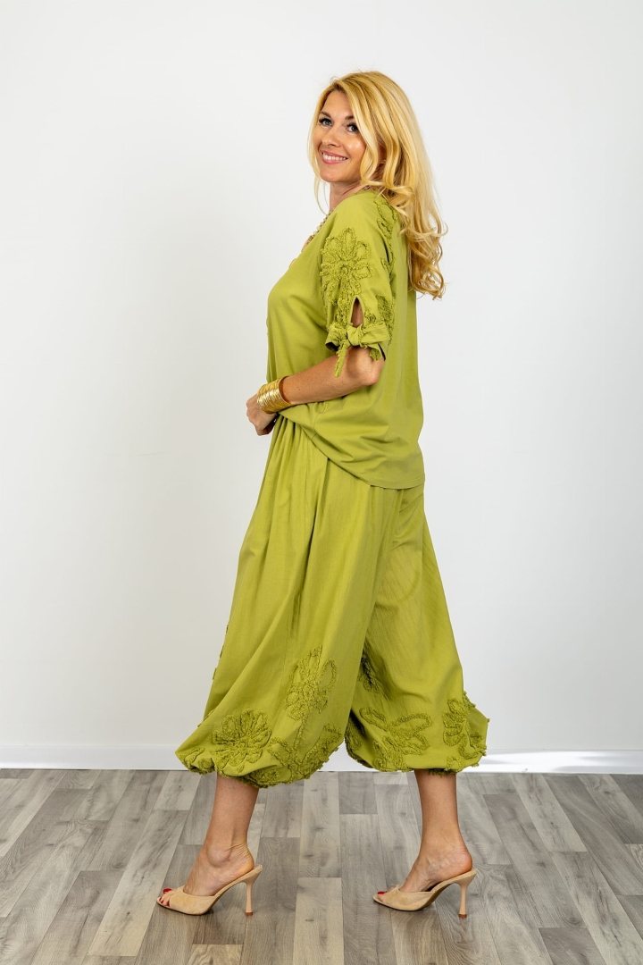 Bluzka z okrągłym dekoltem Ripatransone zielona z krótkim rękawem zakończonym wiązaniem i naszywanymi kwiatami