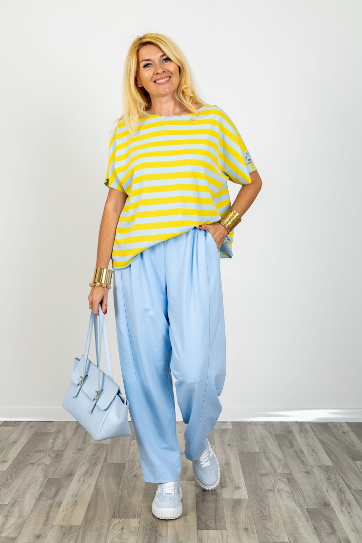 Bluzka damska oversize z krótkim rękawem okrągłym dekoltem surowo wykończona w paski Candiolo błękitna z żółtym