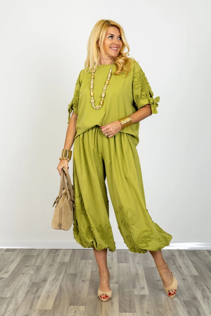 Spodnie alladynki Roccafluvione zielone z gumką w pasie naszywanymi kwiatami i wysokim stanem