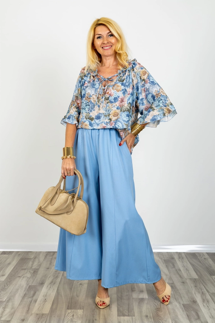 Bluzka niebieska oversize casualowa Spinetoli z falbanką i wiązaniem przy dekolcie w kwiatowy print