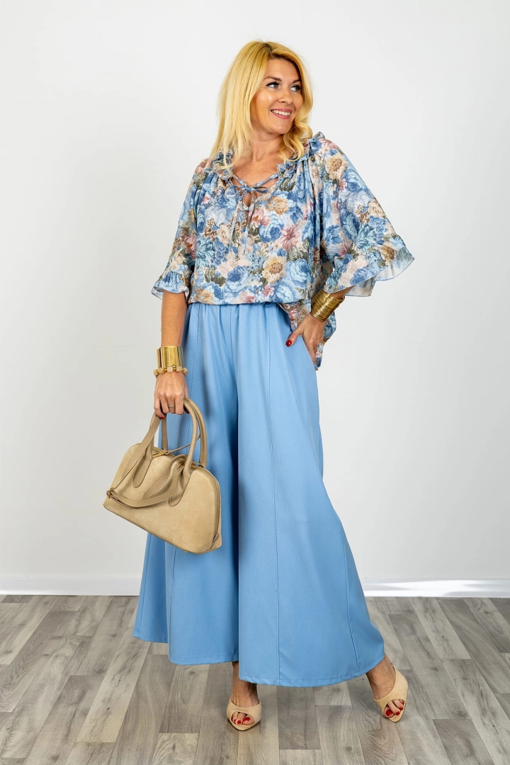 Bluzka oversize casualowa Spinetoli niebieska z falbanką i wiązaniem przy dekolcie w kwiatowy print