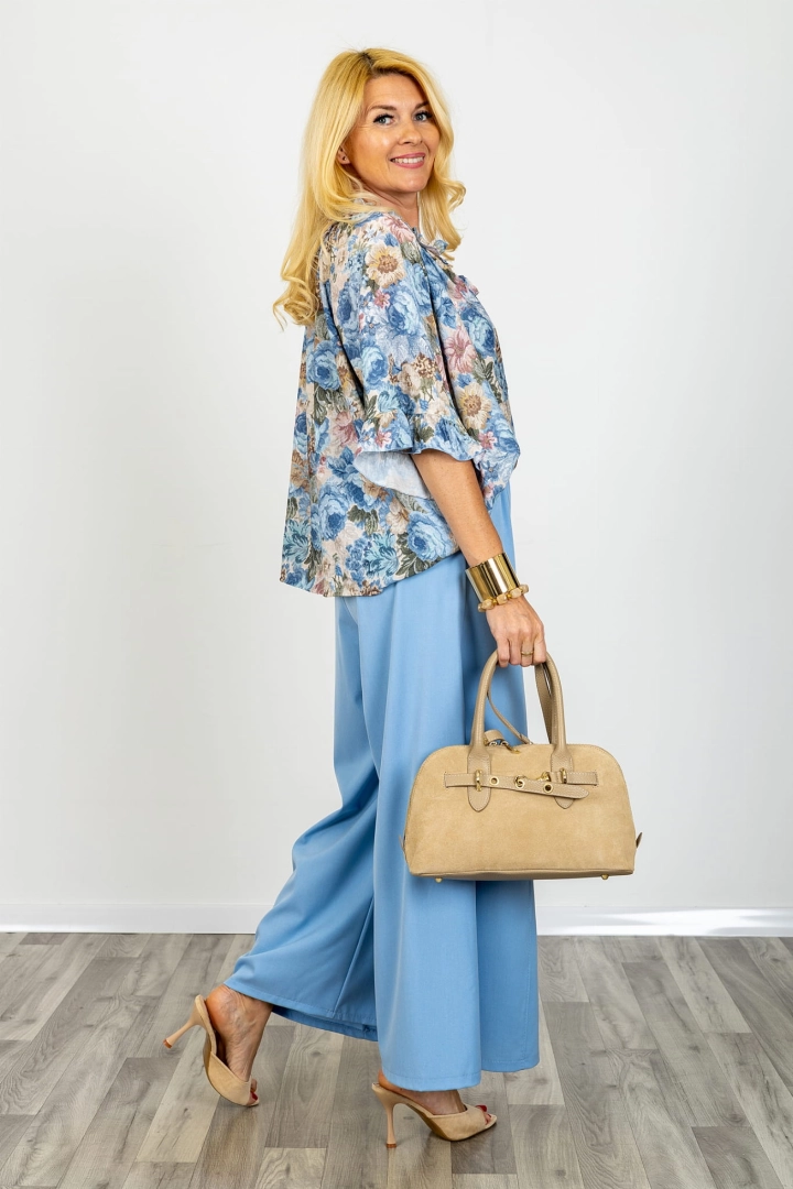Niebieska bluzka oversize casualowa Spinetoli z falbanką i wiązaniem przy dekolcie w kwiatowy print