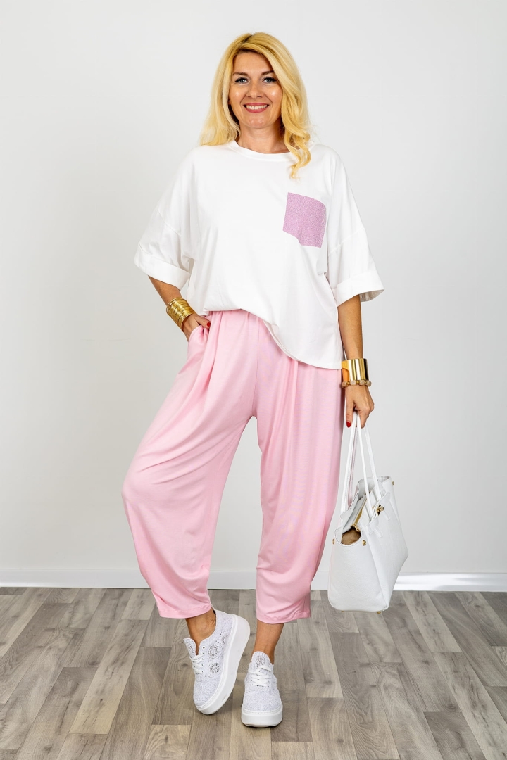 Bluzka Alcantara biała z różową aplikacją i dżetami t shirt oversize krótki rękaw mankiet