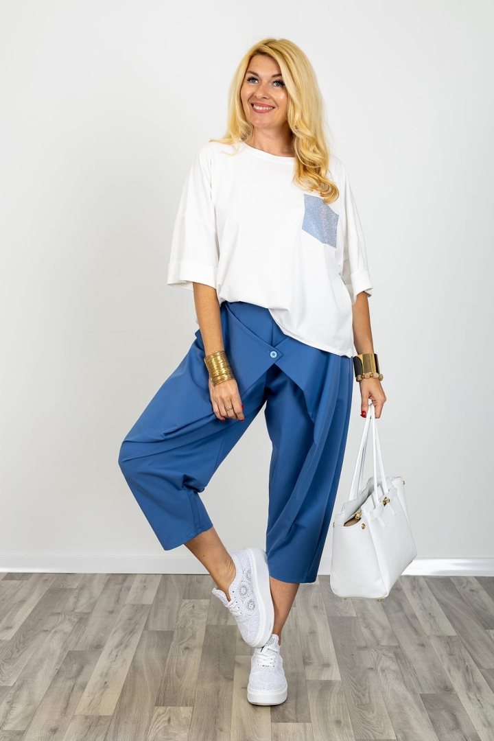 Bluzka Alcantara biała z różową aplikacją i dżetami t shirt oversize krótki rękaw mankiet