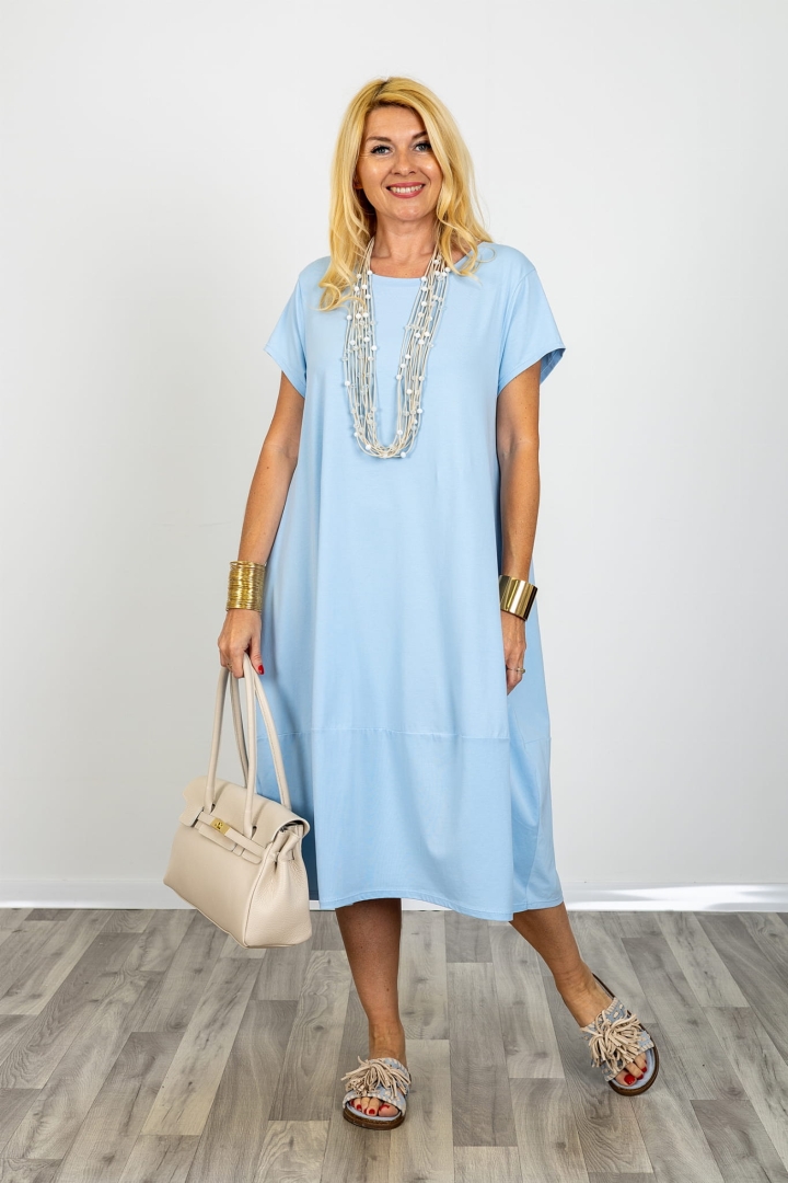Sukienka midi oversize Valdaora błękitna z krótkim rękawem okrągłym dekoltem i kieszeniami po bokach plus size