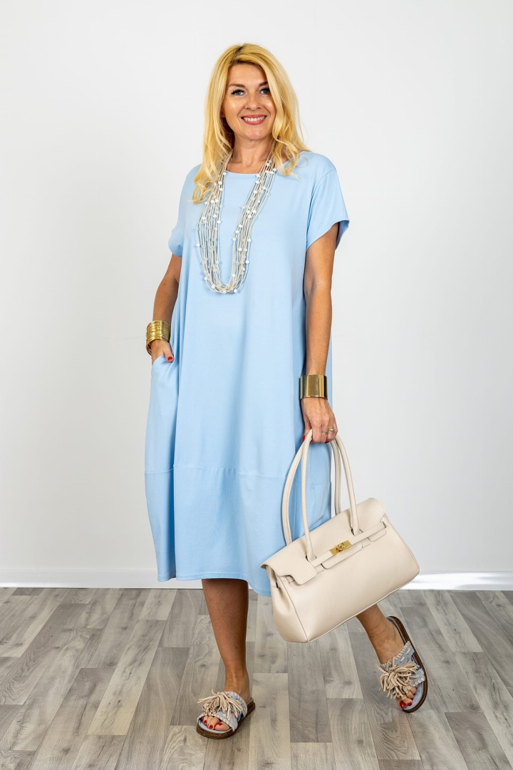Sukienka midi Valdaora błękitna oversize z krótkim rękawem okrągłym dekoltem i kieszeniami po bokach plus size