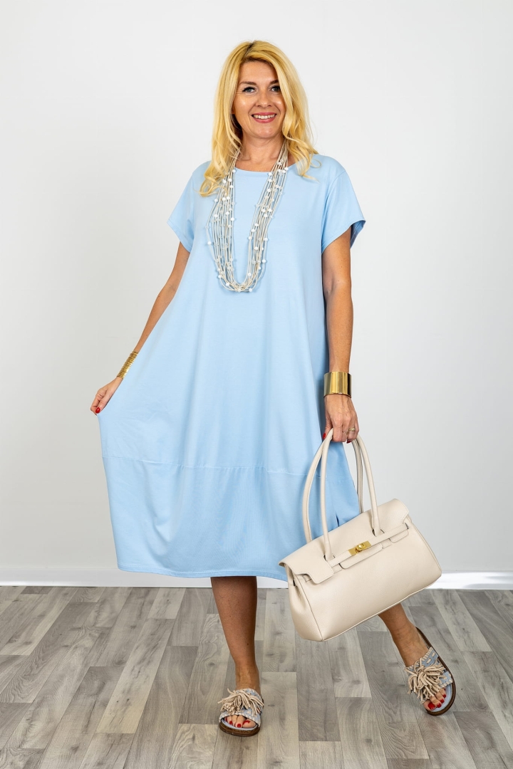 Sukienka oversize midi Valdaora błękitna z okrągłym dekoltem krótkim rękawem i kieszeniami po bokach plus size