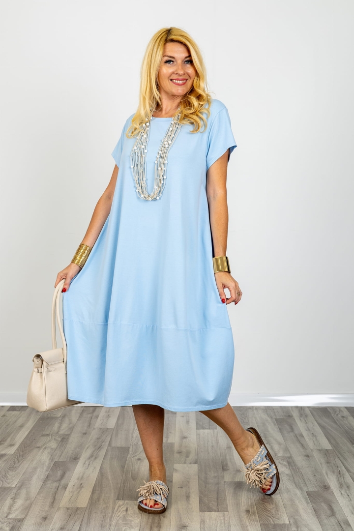 Błękitna sukienka midi oversize Valdaora z kieszeniami po bokach krótkim rękawem i okrągłym dekoltem plus size