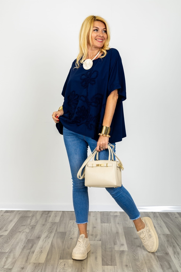 Bluzka mega oversize z okrągłym dekoltem krótkim rękawem z przeszyciem i wyszywanymi kwiatami Rapagnano w kolorze granatowym