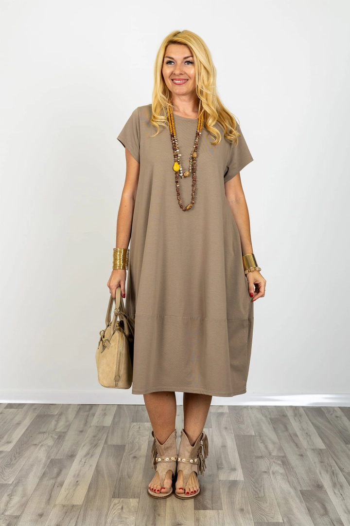 Valdaora sukienka midi fango oversize z krótkim rękawem okrągłym dekoltem i kieszeniami po bokach plus size
