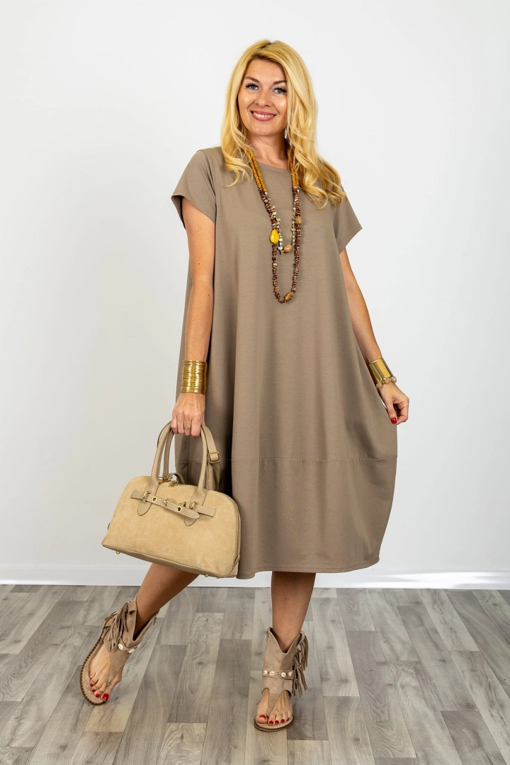 Sukienka oversize midi Valdaora fango z okrągłym dekoltem krótkim rękawem i kieszeniami po bokach plus size
