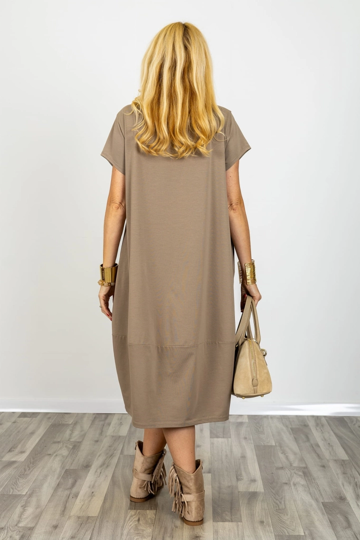 Sukienka midi oversize Valdaora fango z krótkim rękawem okrągłym dekoltem i kieszeniami po bokach plus size