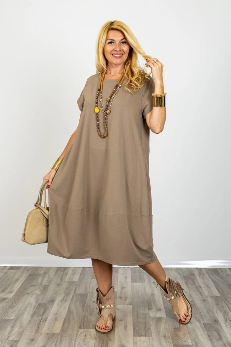 Sukienka midi oversize Valdaora w kolorze fango z krótkim rękawem i kieszeniami po bokach plus size