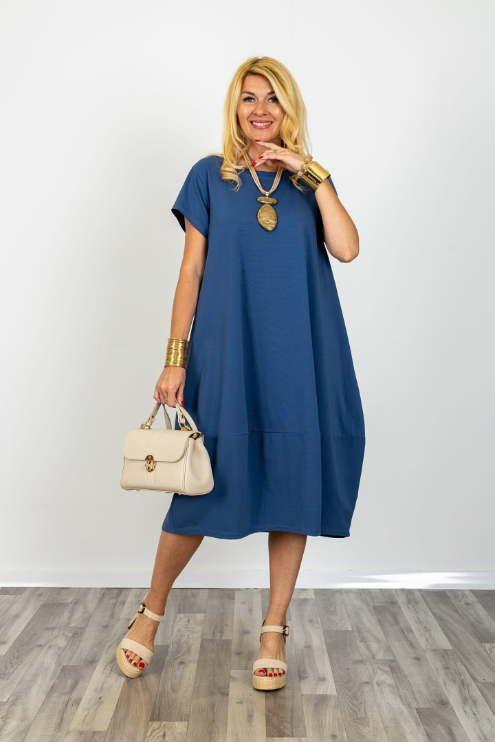 Sukienka oversize midi Valdaora denim blue z okrągłym dekoltem krótkim rękawem i kieszeniami po bokach plus size