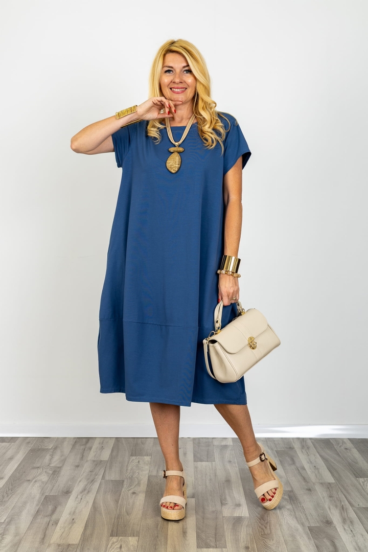Sukienka midi oversize z krótkim rękawem okrągłym dekoltem i kieszeniami po bokach plus size Valdaora denim blue