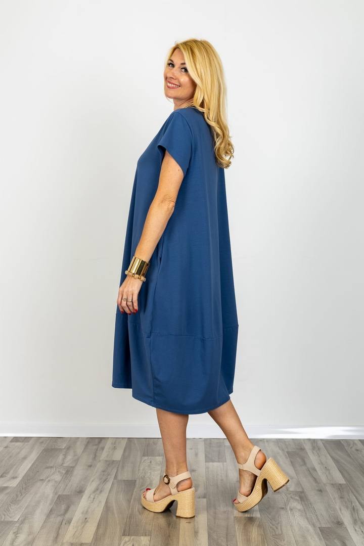 Valdaora sukienka midi denim blue oversize z krótkim rękawem okrągłym dekoltem i kieszeniami po bokach plus size