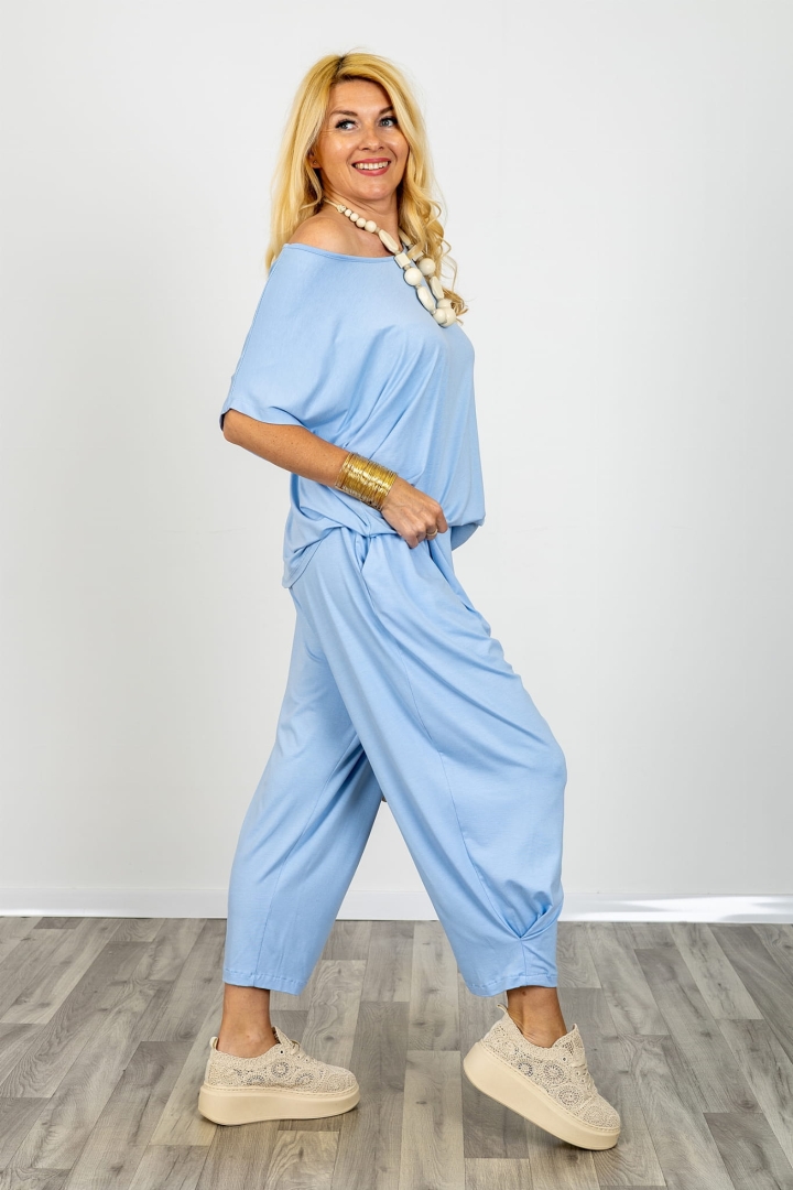 Bluzka mega oversize z krótkim rękawem okrągłym dekoltem przeszyciami i marszczeniami na boku Smerillo delikatny błękit