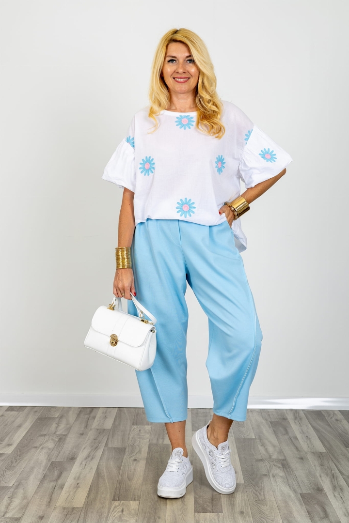 Bluzka damska oversize z krótkim bufiastym rękawem haftowanymi kwiatami i okrągłym dekoltem Oriveto biała 