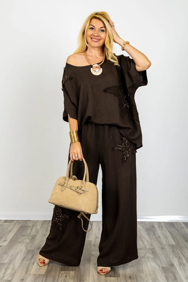 Lniana bluzka damska oversize asymetryczna z krótkim rękawem ażurowymi wstawkami z cekinami i zaokrąglonym tyłem Centola brązowa