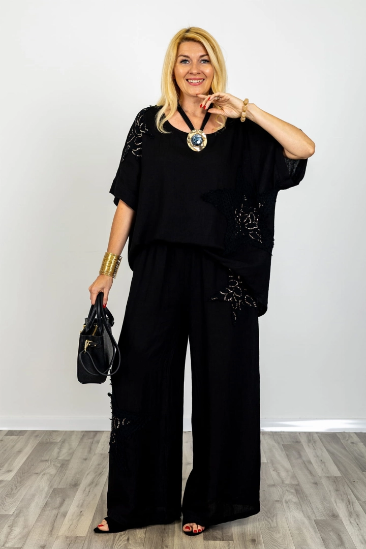 Lniana bluzka damska oversize asymetryczna z krótkim rękawem ażurowymi wstawkami z cekinami i zaokrąglonym tyłem Centola czarna