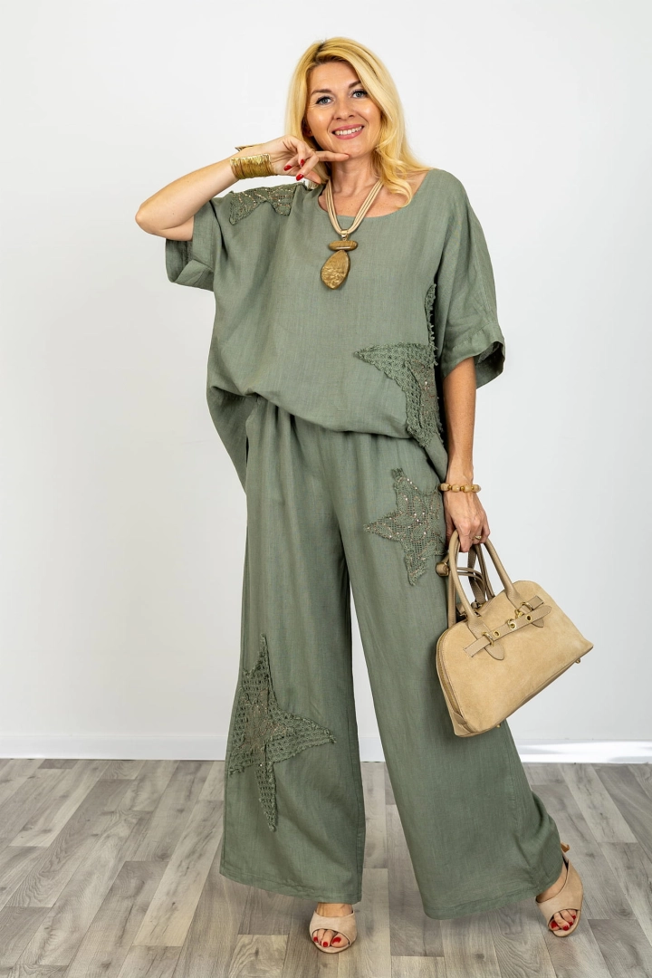 Bluzka Centola khaki oversize z krótkim rękawem i dekoracyjnymi wstawkami kobiecy charakter