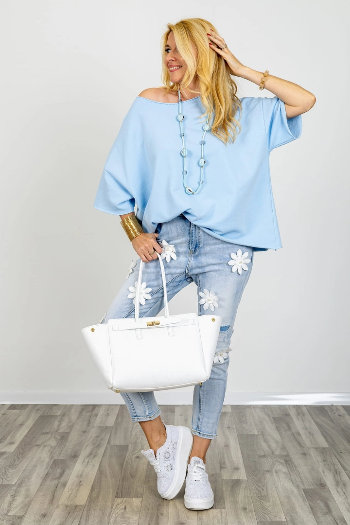 Bluzka damska oversize z krótkim rękawem obniżoną linią ramion dekoltem łódka surowo wykończona Voghera błękitna