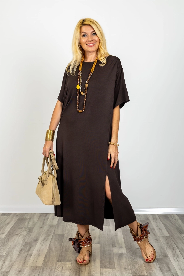 Sukienka midi z krótkim rękawem kieszeniami i rozcięciem po boku z obniżoną linią ramion i marszczeniem w talii Ripalta brązowa