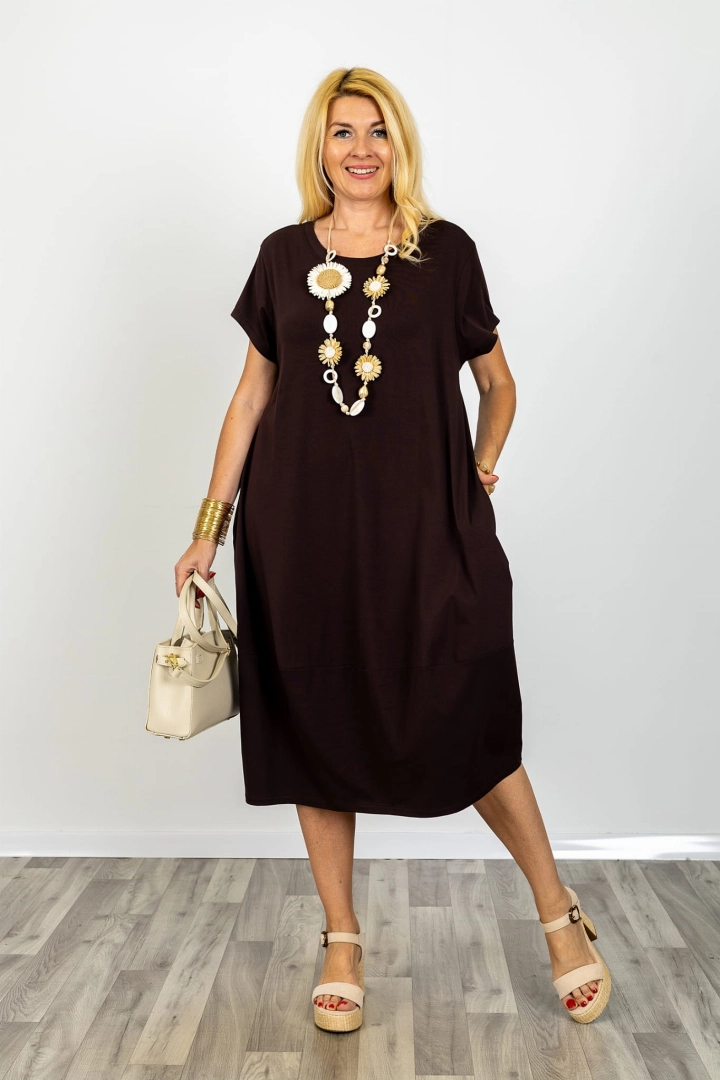 Brązowa sukienka Valdaora midi oversize z krótkim rękawem okrągłym dekoltem i kieszeniami po bokach