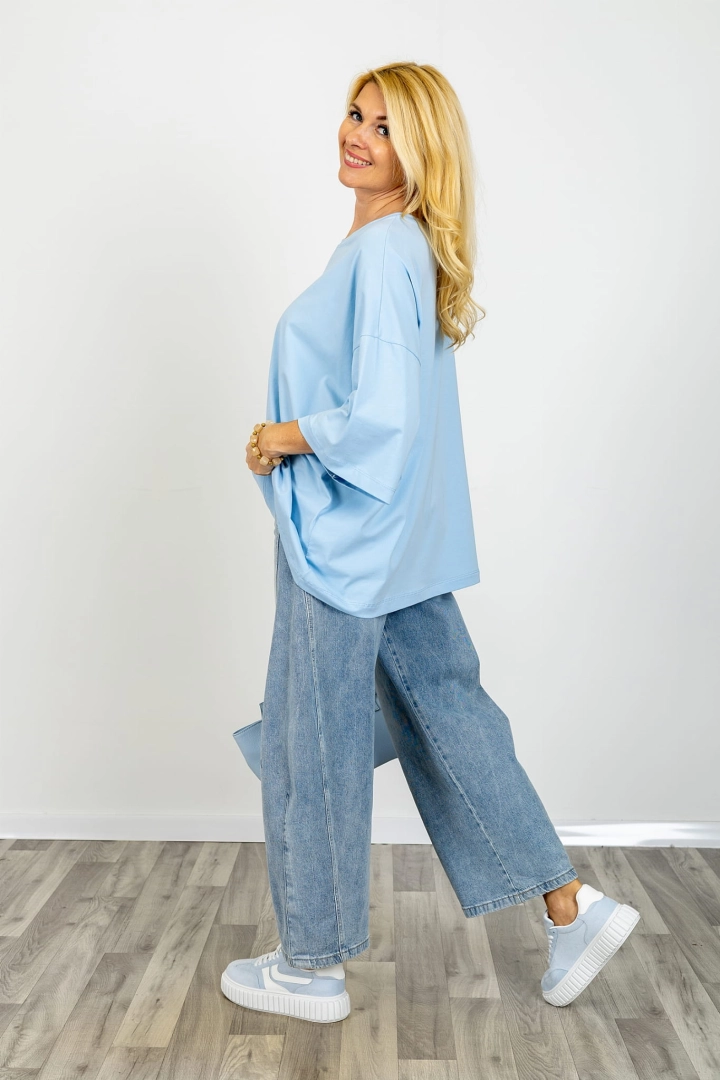 Błękitny t shirt mega oversize obniżona linia ramion okrągły dekolt Cadiroggio