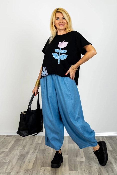 Spodnie balloon light denim blue z wysokim stanem gumką w pasie kieszeniami i przeszyciami na przodzie Carpegna