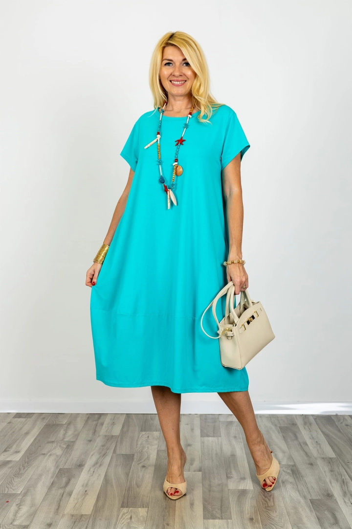 Lazurowa sukienka Valdaora midi oversize z krótkim rękawem okrągłym dekoltem i kieszeniami po bokach
