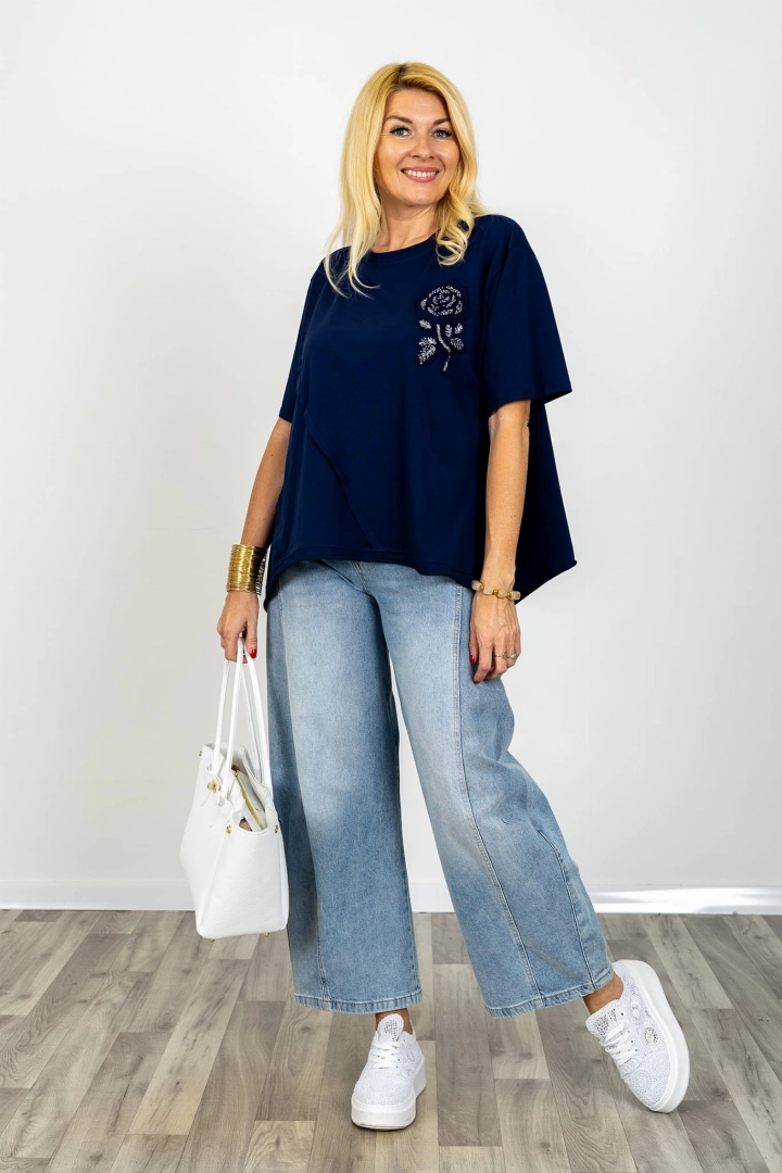  Bluzka z krótkim rękawem okrągłym dekoltem przeszyciami i ozdobnym kwiatem wyszywanym cekinami Frontone granatowa