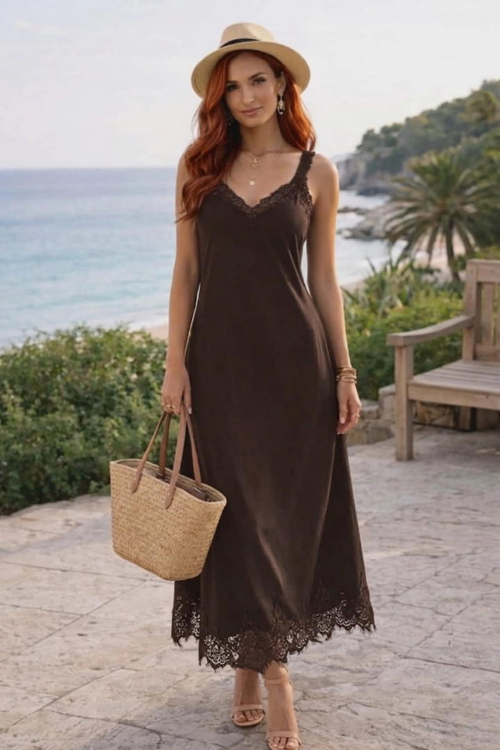 Sukienka lniana maxi Chiaverano brązowa na ramiączkach z dekoltem V i koronkowym wykończeniem lekko rozkloszowana