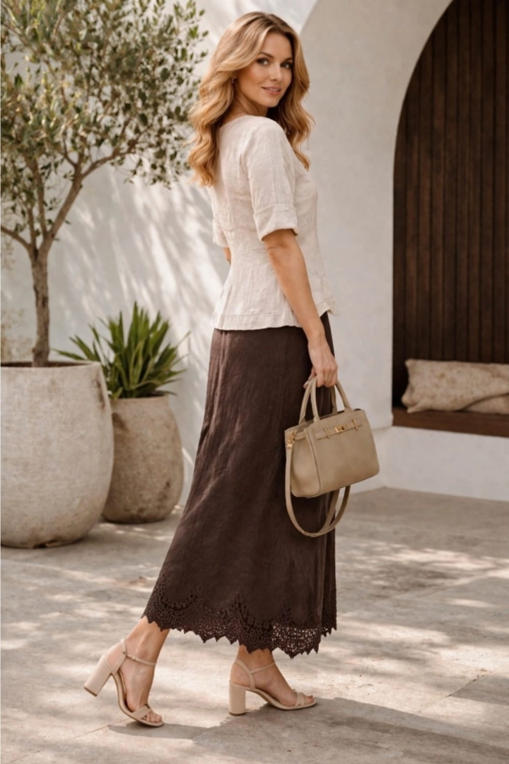 Spódnica maxi z lnu Buttigliera brązowa na gumce w talii z koronkowym dołem lekko rozkloszowana