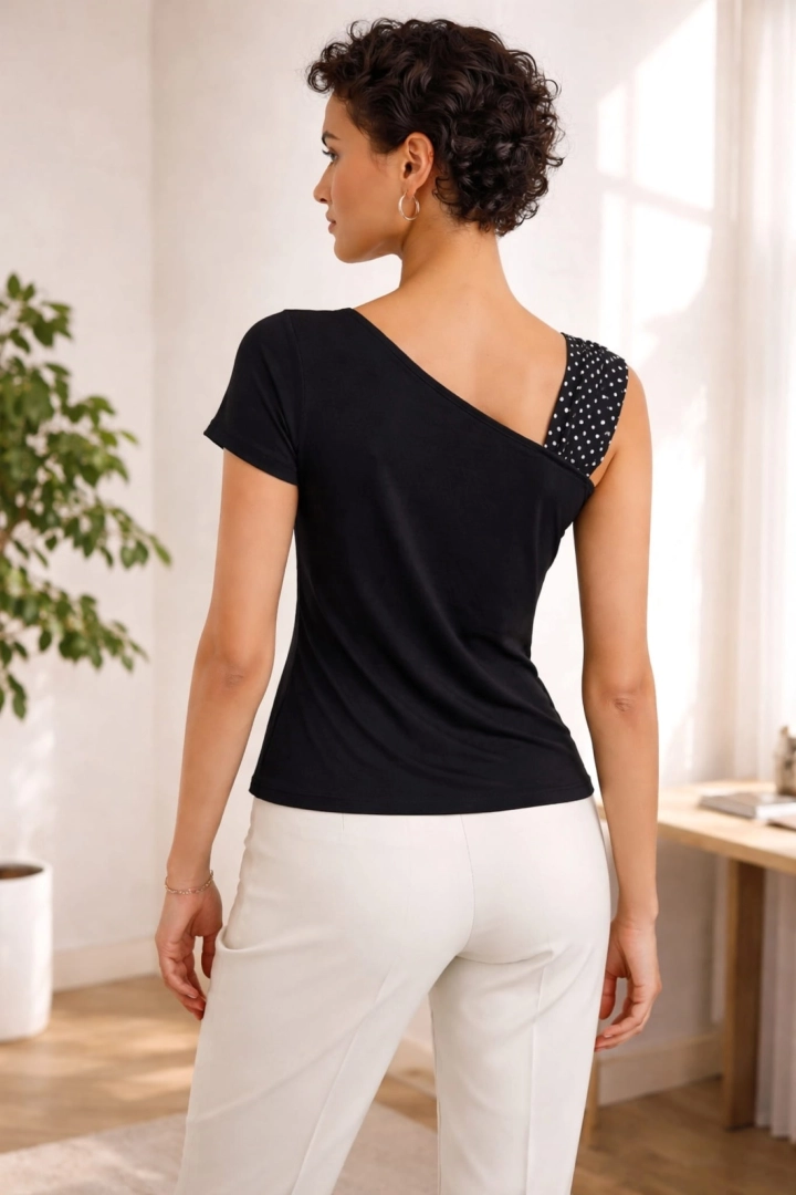 Bluzka damska Colledoro czarna asymetryczna jedno ramię z broszką i wiązaniem w groszki elegancka