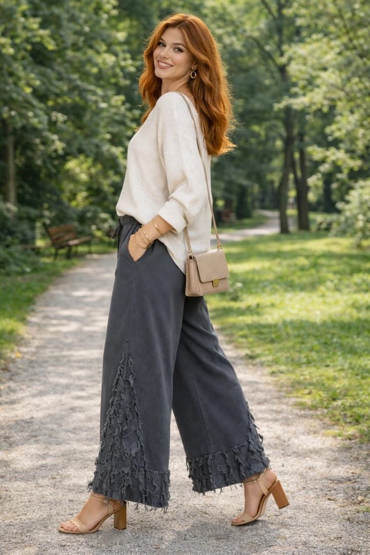 Spodnie Giardinello szerokie damskie grafitowe z gumką w pasie kieszeniami bocznymi i ozdobnym wykończeniem nogawek