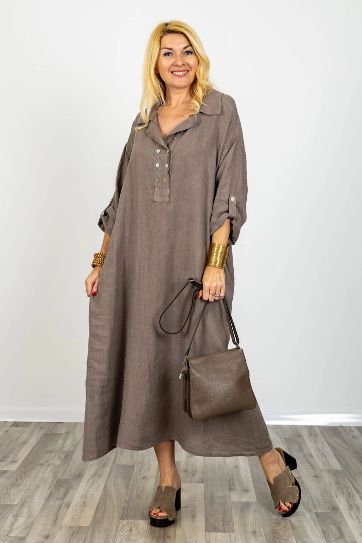 Sukienka lniana maxi oversize plus size z regulowanym dekoltem na guziki kieszeniami kołnierzykiem i podpinanymi rękawami Usseglio fango