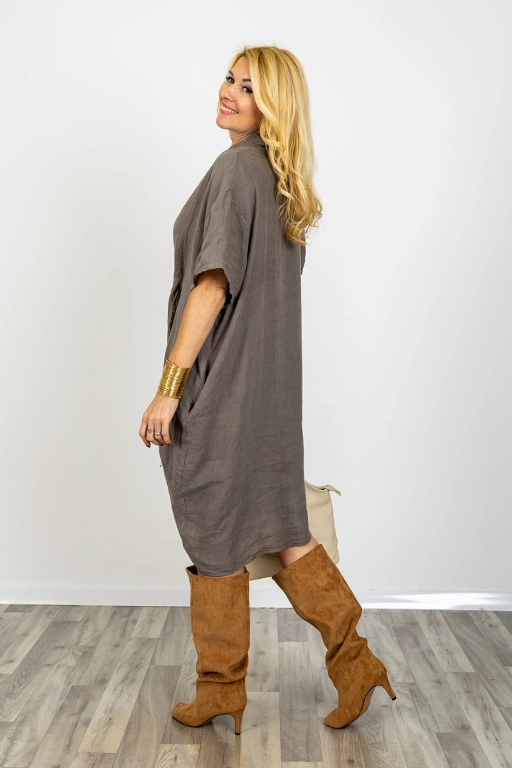 Sukienka lniana midi asymetryczna Oristano fango z kieszeniami rękaw kimono strzępiony dół dekolt V kopertowy