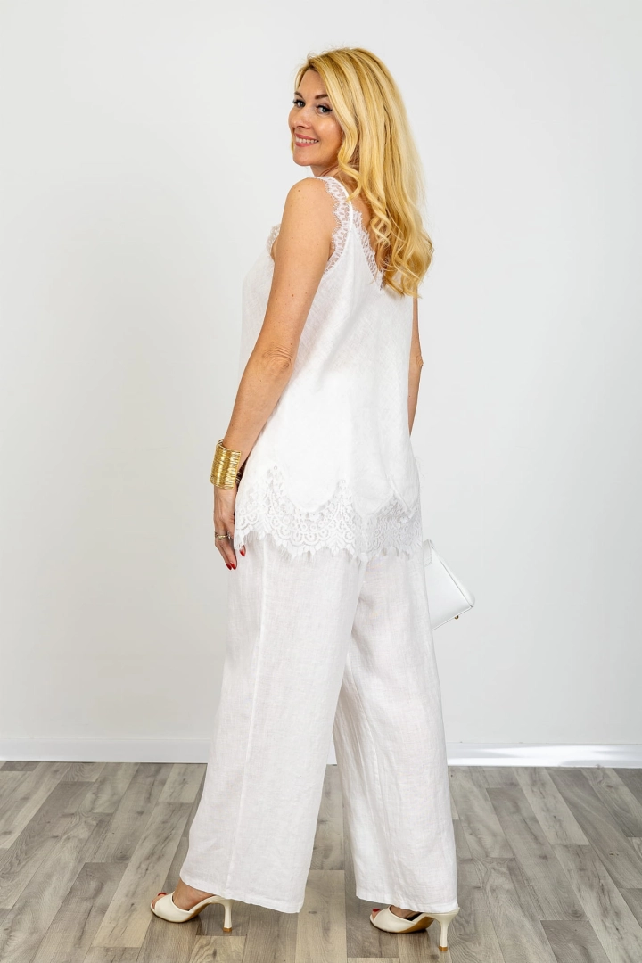 Lniany top Basciano biały na ramiączkach z koronką dekolt V lekki i przewiewny