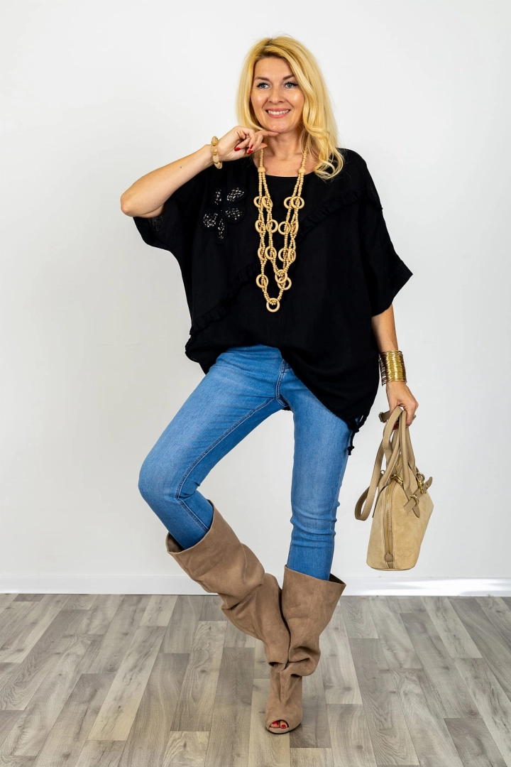 Bluzka lniana damska oversize z krótkim rękawem kimono ażurowym kwiatem z cekinami ozdobną falbanką i troczkiem do regulacji Candelara czarna