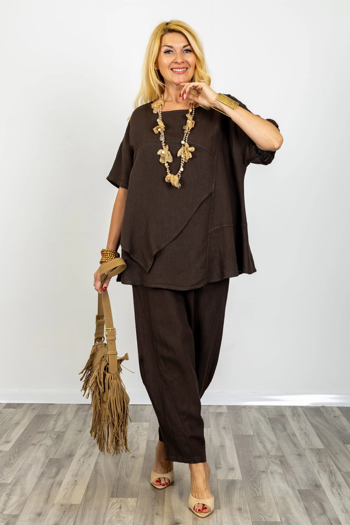 Bluzka lniana oversize brązowa Piandimeleto z krótkim rękawem okrągłym dekoltem przeszyciami i asymetryczną zakładką