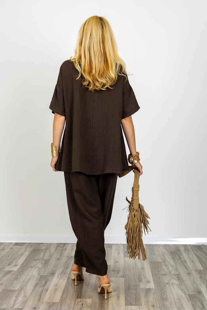 Bluzka lniana oversize Piandimeleto brązowa z asymetryczną zakładką krótkim rękawem okrągłym dekoltem i przeszyciami