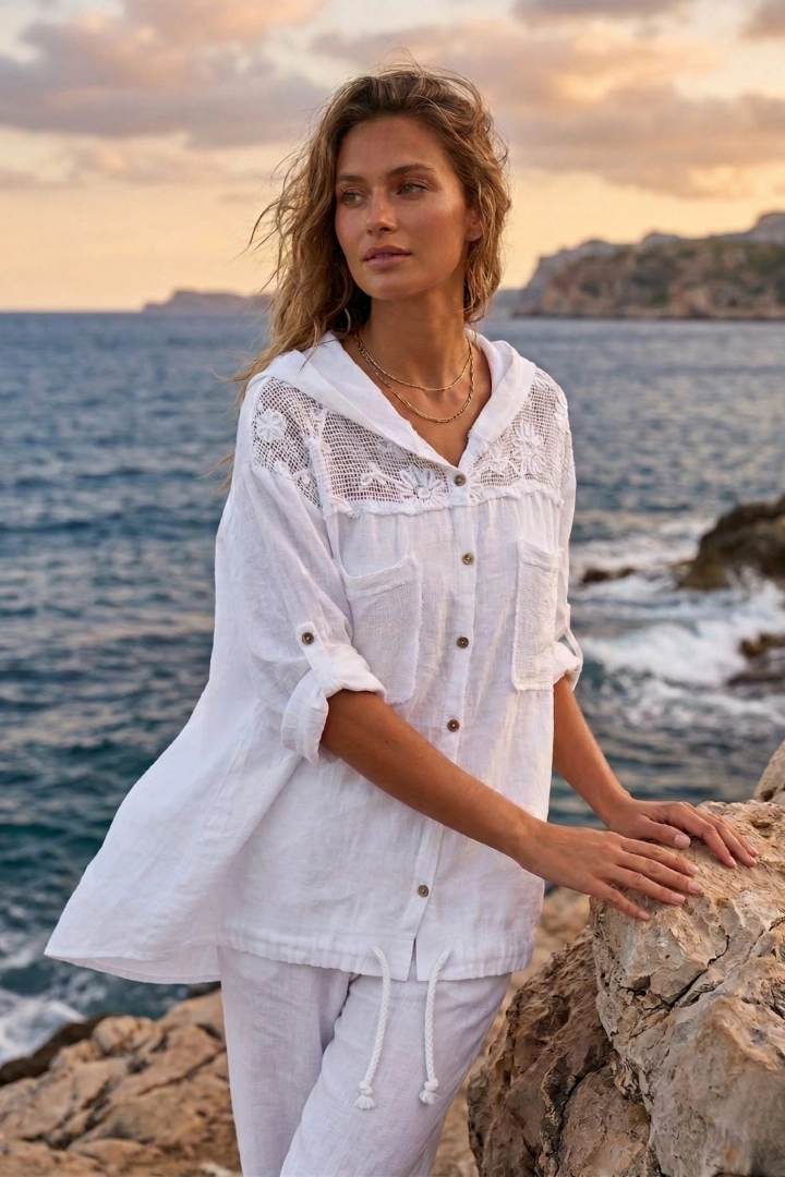Koszula lniana Kalabria biała z kapturem troczkami kieszeniami i ażurowymi wstawkami lekka narzutka