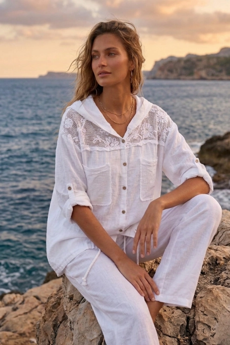 Lniana koszula Kalabria biała damska z ażurowymi wstawkami kapturem i podpinanymi rękawami zapinana na guziki