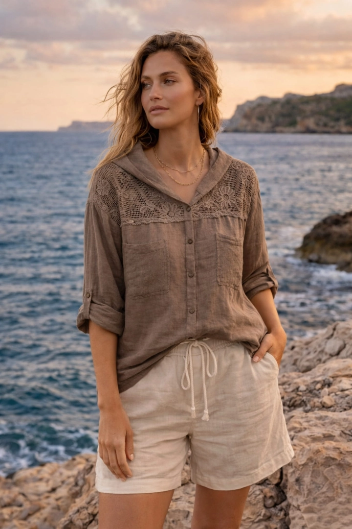 Lniana koszula damska casualowa z ażurowymi wstawkami i kapturem zapinana na guziki lekka narzutka boho z kieszeniami Kalabria fango