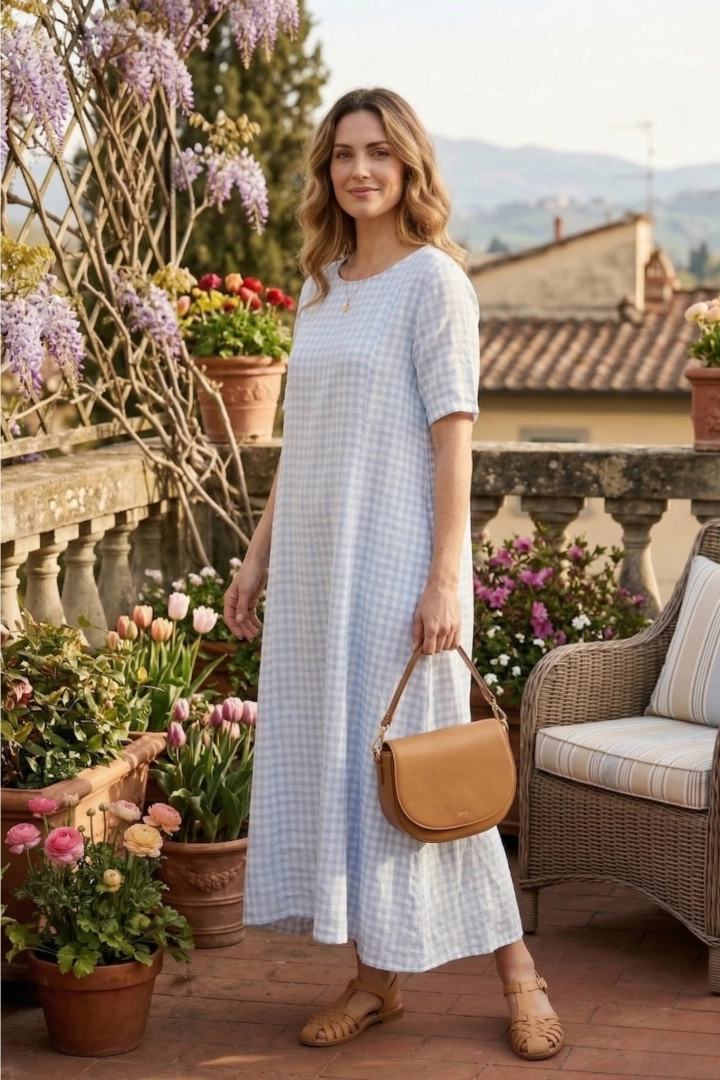 Błękitna sukienka oversize midi w krateczkę gingham plus size z kieszeniami krótkim rękawem i okrągłym dekoltem Cizzago